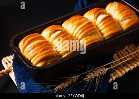 Food Konzept Spot Fokus hausgemachte Bio-Wolle weiches Milchbrot Auf schwarzem Hintergrund mit Kopierplatz Stockfoto