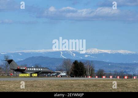 Hoskovice, Tschechische Republik. März 2021, 6th. Blick auf die Landebahn mit Flugzeugen auf dem Flughafen Hoskovice im Böhmischen Paradies (70 Kilometer nördlich von Prag) während der Pandemie COVID-19 in der Tschechischen Republik. Quelle: Slavek Ruta/ZUMA Wire/Alamy Live News Stockfoto