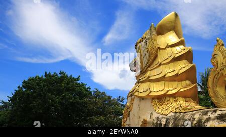 Eine Chinthe, stilisierte riesige Leogryphe (löwenähnliche Kreatur), die den Eingang der Shwedagon Pagode, Yangon Myanmar bewacht Stockfoto