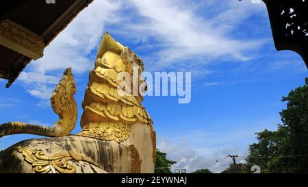 Eine Chinthe, stilisierte riesige Leogryphe (löwenähnliche Kreatur), die den Eingang der Shwedagon Pagode, Yangon Myanmar bewacht Stockfoto