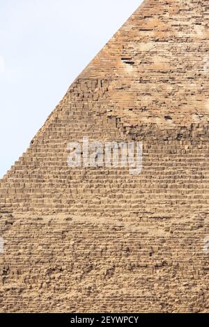 Detailansicht der Pyramide von Khufu mit original Gehäusesteinen, Gizeh Plateau, Groß-Kairo, Ägypten Stockfoto