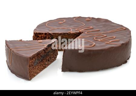 Sachertorte, österreichischer Schokoladenkuchen mit Scheibe isoliert auf weißem Hintergrund Stockfoto