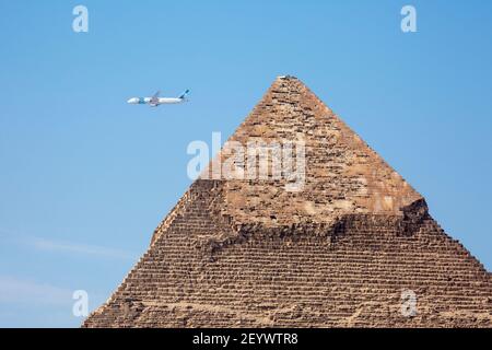 Blick auf ein Flugzeug hinter der Pyramide von Khepre, Giza Plateau, Groß-Kairo, Ägypten Stockfoto