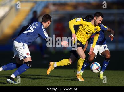 Anthony Forde von Oxford United kommt von Charlton Athletic's Liam Millar (links) während des Sky Bet League One Spiels im Kassam Stadium, Oxford, weg. Bilddatum: Samstag, 6. März 2021. Stockfoto