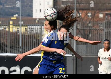 SINERGY Stadium, Verona, Italien, 06 Mar 2021, Paloma Lazaro (Roma) und Caterina Ambrosi (Verona) während Hellas Verona Frauen vs AS Roma, Italienischer Fußball Serie A Frauen Spiel - Foto Alessio Tarpini / LM Stockfoto