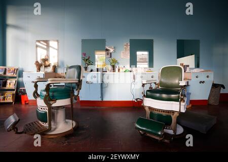 Ein Paar Stühle in Barbershop, die für den Ruhestand des Eigentümers am 2010 in Downtown Hilo in Big Island Hawaii USA entfernt wurden. Stockfoto