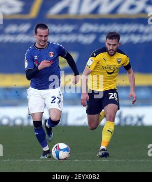 Charlton Athletic's Liam Millar (links) und Oxford United's Jamie Hanson kämpfen während des Sky Bet League One Spiels im Kassam Stadium, Oxford um den Ball. Bilddatum: Samstag, 6. März 2021. Stockfoto