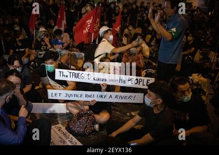 Bangkok, Thailand. März 2021, 06th. Während einer regierungsfeindlichen Demonstration hält eine prodemokratische Protestierende Plakate vor dem Strafgerichtshof.Tausende von prodemokratischen Demonstranten versammelten sich vor dem Strafgerichtshof und forderten den Rücktritt des thailändischen Premierministers und die Reform der Monarchie. Die Demonstranten verurteilten auch die Anwendung des ‘Lese majeste Gesetz' unter dem Abschnitt 112 des Strafgesetzbuches. Kredit: SOPA Images Limited/Alamy Live Nachrichten Stockfoto