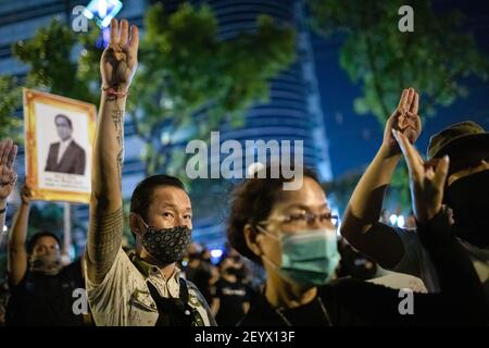 Bangkok, Thailand. März 2021, 06th. Während einer regierungsfeindlichen Demonstration grüßen die Demonstranten vor dem Strafgerichtshof mit drei Fingern.Tausende von prodemokratischen Demonstranten versammelten sich vor dem Strafgerichtshof und forderten den Rücktritt des thailändischen Premierministers und die Reform der Monarchie. Die Demonstranten verurteilten auch die Anwendung des ‘Lese majeste Gesetz' unter dem Abschnitt 112 des Strafgesetzbuches. Kredit: SOPA Images Limited/Alamy Live Nachrichten Stockfoto