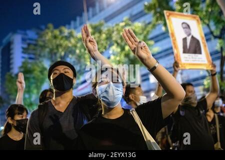 Bangkok, Thailand. März 2021, 06th. Während einer regierungsfeindlichen Demonstration grüßen die Demonstranten vor dem Strafgerichtshof mit drei Fingern.Tausende von prodemokratischen Demonstranten versammelten sich vor dem Strafgerichtshof und forderten den Rücktritt des thailändischen Premierministers und die Reform der Monarchie. Die Demonstranten verurteilten auch die Anwendung des ‘Lese majeste Gesetz' unter dem Abschnitt 112 des Strafgesetzbuches. Kredit: SOPA Images Limited/Alamy Live Nachrichten Stockfoto