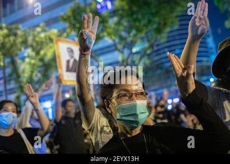 Bangkok, Thailand. März 2021, 06th. Während einer regierungsfeindlichen Demonstration grüßen die Demonstranten vor dem Strafgerichtshof mit drei Fingern.Tausende von prodemokratischen Demonstranten versammelten sich vor dem Strafgerichtshof und forderten den Rücktritt des thailändischen Premierministers und die Reform der Monarchie. Die Demonstranten verurteilten auch die Anwendung des ‘Lese majeste Gesetz' unter dem Abschnitt 112 des Strafgesetzbuches. Kredit: SOPA Images Limited/Alamy Live Nachrichten Stockfoto