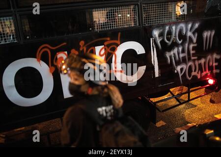 Bangkok, Thailand. März 2021, 06th. (ANMERKUNG DER REDAKTION: Bild enthält Obszönität) EIN prodemokratischer Protestler steht bei einer Anti-Regierungsdemonstration neben einem zerstörten Polizeifahrzeug.Tausende prodemokratische Demonstranten versammelten sich vor dem Strafgerichtshof und forderten den Rücktritt des thailändischen Premierministers und die Reform der Monarchie. Die Demonstranten verurteilten auch die Anwendung des ‘Lese majeste Gesetz' unter dem Abschnitt 112 des Strafgesetzbuches. Kredit: SOPA Images Limited/Alamy Live Nachrichten Stockfoto