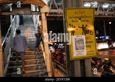 Bangkok, Thailand. März 2021, 06th. Ein Plakat eines Polizeibeamten, der verdächtigt wird, einen Aktivisten bei einem früheren Protest anzugreifen, hing während einer Demonstration auf der Straße.Tausende von prodemokratischen Demonstranten versammelten sich vor dem Strafgerichtshof und forderten den Rücktritt des thailändischen Premierministers und die Reform der Monarchie. Die Demonstranten verurteilten auch die Anwendung des ‘Lese majeste Gesetz' unter dem Abschnitt 112 des Strafgesetzbuches. Kredit: SOPA Images Limited/Alamy Live Nachrichten Stockfoto