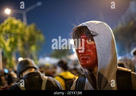 Bangkok, Thailand. März 2021, 06th. Ein Demokratieprotest mit roter Maske blickt bei einer Anti-Regierungsdemonstration auf die Kamera.Tausende von Demokratieprotesten versammelten sich vor dem Strafgerichtshof und forderten den Rücktritt des thailändischen Premierministers und die Reform der Monarchie. Die Demonstranten verurteilten auch die Anwendung des ‘Lese majeste Gesetz' unter dem Abschnitt 112 des Strafgesetzbuches. Kredit: SOPA Images Limited/Alamy Live Nachrichten Stockfoto