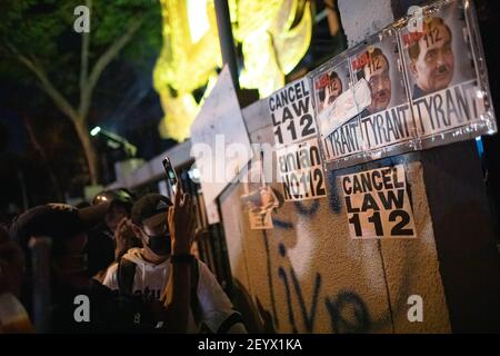 Bangkok, Thailand. März 2021, 06th. Prodemokratische Demonstranten fotografieren vor dem Strafgerichtshof Plakate, auf denen der thailändische Premierminister Prayuth Chan-o-cha während einer regierungsfeindlichen Demonstration abgebildet ist.Tausende von prodemokratischen Demonstranten versammelten sich vor dem Strafgerichtshof und forderten den Rücktritt des thailändischen Premierministers und die Reform der Monarchie. Die Demonstranten verurteilten auch die Anwendung des ‘Lese majeste Gesetz' unter dem Abschnitt 112 des Strafgesetzbuches. Kredit: SOPA Images Limited/Alamy Live Nachrichten Stockfoto