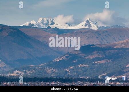 Panoramablick auf die Stadt Huancayo am Fuße der imposanten Berge und der verschneiten Huaytapallana. Huancayo - Peru Stockfoto