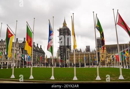 London, Großbritannien. März 2021, 06th. Nationalflaggen werden vor dem Commonwealth Day am Parliament Square in London angebracht.die jährliche Feier des Commonwealth findet am 8th. März statt, wobei die gedenkfeiern praktisch in diesem Jahr angesichts der laufenden Coronavirus-Pandemie stattfinden werden. Kredit: SOPA Images Limited/Alamy Live Nachrichten Stockfoto