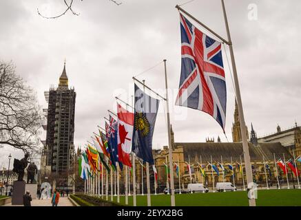 London, Großbritannien. März 2021, 06th. Flaggen werden vor dem Commonwealth Day auf dem Parliament Square in London angebracht.die jährliche Feier des Commonwealth findet am 8th. März statt, wobei die gedenkfeiern praktisch in diesem Jahr vor dem Hintergrund der laufenden Coronavirus-Pandemie stattfinden werden. Kredit: SOPA Images Limited/Alamy Live Nachrichten Stockfoto