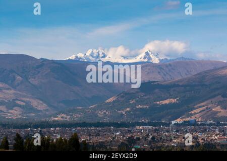 Panoramablick auf die Stadt Huancayo am Fuße der imposanten Berge und der verschneiten Huaytapallana. Huancayo - Peru Stockfoto