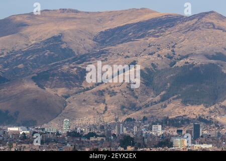 Panoramablick auf die Stadt Huancayo am Fuße der imposanten Berge und der verschneiten Huaytapallana. Huancayo - Peru Stockfoto