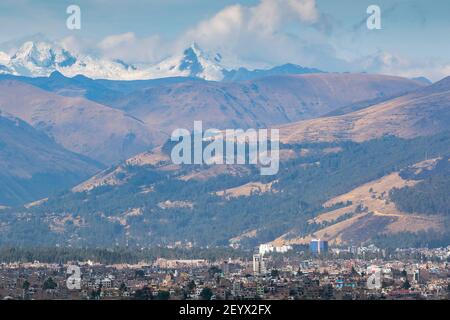 Panoramablick auf die Stadt Huancayo am Fuße der imposanten Berge und der verschneiten Huaytapallana. Huancayo - Peru Stockfoto