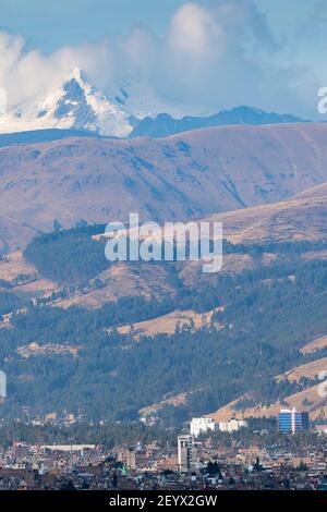 Panoramablick auf die Stadt Huancayo am Fuße der imposanten Berge und der verschneiten Huaytapallana. Huancayo - Peru Stockfoto