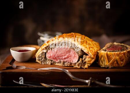 Perfekte hausgemachte saftige Rindfleisch Wellington, Filet Gericht auf rustikalen Holztisch Stockfoto