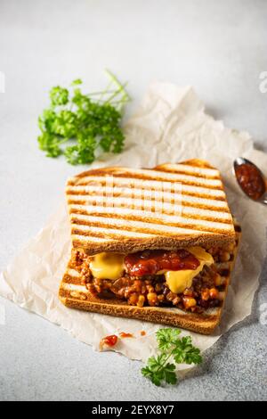 Nahaufnahme eines leckeren, schlampigen joe-Sandwiches mit Hackfleisch, Sauce und Käse auf hellem Hintergrund Stockfoto