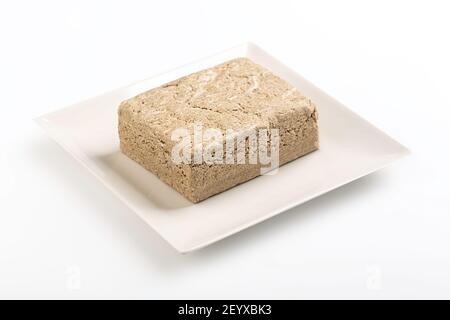 Halva ist eine Vielzahl von lokalen Konfektionsrezepten in Westasien. Weißer Hintergrund Stockfoto