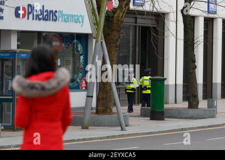 Cork, Irland, 6th. März 2021 Kundgebung für Wahrheit Protest geht voran Trotz Bitten von Gardai, im Haus zu bleiben, Cork, Irland. Eine große präsenz von garda wurde in der ganzen Stadt und bei heutigen Protesten gesehen. Massen von Demonstranten gingen heute auf die Straßen von Cork City, trotz der Bitten von Regierungsmitgliedern, gardai, und der Öffentlichkeit, dass sie zu Hause bleiben, um die Ausbreitung von Covid-19 zu vermeiden. Kredit: Damian Coleman/Alamy Live Nachrichten Stockfoto