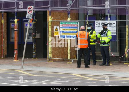 Cork, Irland, 6th. März 2021 Kundgebung für Wahrheit Protest geht voran Trotz Bitten von Gardai, im Haus zu bleiben, Cork, Irland. Eine große präsenz von garda wurde in der ganzen Stadt und bei heutigen Protesten gesehen. Massen von Demonstranten gingen heute auf die Straßen von Cork City, trotz der Bitten von Regierungsmitgliedern, gardai, und der Öffentlichkeit, dass sie zu Hause bleiben, um die Ausbreitung von Covid-19 zu vermeiden. Kredit: Damian Coleman/Alamy Live Nachrichten Stockfoto