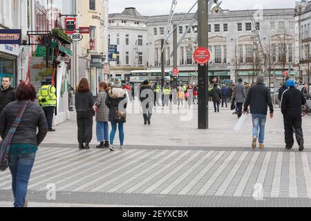 Cork, Irland, 6th. März 2021 Kundgebung für Wahrheit Protest geht voran Trotz Bitten von Gardai, im Haus zu bleiben, Cork, Irland. Eine große präsenz von garda wurde in der ganzen Stadt und bei heutigen Protesten gesehen. Massen von Demonstranten gingen heute auf die Straßen von Cork City, trotz der Bitten von Regierungsmitgliedern, gardai, und der Öffentlichkeit, dass sie zu Hause bleiben, um die Ausbreitung von Covid-19 zu vermeiden. Kredit: Damian Coleman/Alamy Live Nachrichten Stockfoto