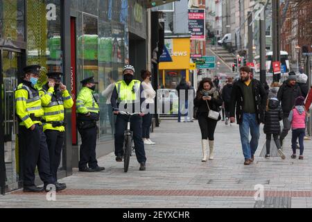 Cork, Irland, 6th. März 2021 Kundgebung für Wahrheit Protest geht voran Trotz Bitten von Gardai, im Haus zu bleiben, Cork, Irland. Eine große präsenz von garda wurde in der ganzen Stadt und bei heutigen Protesten gesehen. Massen von Demonstranten gingen heute auf die Straßen von Cork City, trotz der Bitten von Regierungsmitgliedern, gardai, und der Öffentlichkeit, dass sie zu Hause bleiben, um die Ausbreitung von Covid-19 zu vermeiden. Kredit: Damian Coleman/Alamy Live Nachrichten Stockfoto