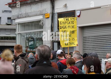 Cork, Irland, 6th. März 2021 Kundgebung für Wahrheit Protest geht voran Trotz Bitten von Gardai, im Haus zu bleiben, Cork, Irland. Viele Demonstranten wurden mit Schildern und Plakaten gesehen. Massen von Demonstranten gingen heute auf die Straßen von Cork City, trotz der Bitten von Regierungsmitgliedern, gardai, und der Öffentlichkeit, dass sie zu Hause bleiben, um die Ausbreitung von Covid-19 zu vermeiden. Kredit: Damian Coleman/Alamy Live Nachrichten Stockfoto