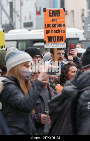 Cork, Irland, 6th. März 2021 Kundgebung für Wahrheit Protest geht voran Trotz Bitten von Gardai, im Haus zu bleiben, Cork, Irland. Viele Demonstranten wurden mit Schildern und Plakaten gesehen. Massen von Demonstranten gingen heute auf die Straßen von Cork City, trotz der Bitten von Regierungsmitgliedern, gardai, und der Öffentlichkeit, dass sie zu Hause bleiben, um die Ausbreitung von Covid-19 zu vermeiden. Kredit: Damian Coleman/Alamy Live Nachrichten Stockfoto