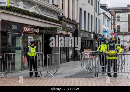 Cork, Irland. März 2021, 6th. Rund 700 Menschen nahmen an einer Anti-Lockdown-Kundgebung Teil, die heute im Stadtzentrum von Cork stattfand. Gardai waren für alle Probleme mit Offizieren im Stadtzentrum von 10,30am vorbereitet. Quelle: AG News/Alamy Live News Stockfoto