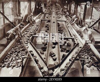 Ein altes Foto (ca. 1940) Zeigt geschulte 'Picker' beim Sortieren von Kohle in einer Kohlemine Amerika Stockfoto