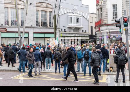 Cork, Irland. März 2021, 6th. Rund 700 Menschen nahmen an einer Anti-Lockdown-Kundgebung Teil, die heute im Stadtzentrum von Cork stattfand. Gardai waren für alle Probleme mit Offizieren im Stadtzentrum von 10,30am vorbereitet. Quelle: AG News/Alamy Live News Stockfoto