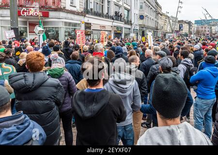 Cork, Irland. März 2021, 6th. Rund 700 Menschen nahmen an einer Anti-Lockdown-Kundgebung Teil, die heute im Stadtzentrum von Cork stattfand. Gardai waren für alle Probleme mit Offizieren im Stadtzentrum von 10,30am vorbereitet. Quelle: AG News/Alamy Live News Stockfoto