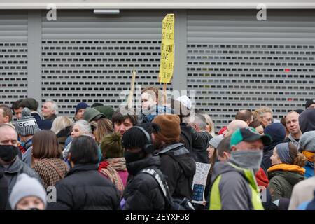 Cork, Irland, 6th. März 2021 Kundgebung für Wahrheit Protest geht voran Trotz Bitten von Gardai, im Haus zu bleiben, Cork, Irland. Viele Demonstranten wurden mit Schildern und Plakaten gesehen. Massen von Demonstranten gingen heute auf die Straßen von Cork City, trotz der Bitten von Regierungsmitgliedern, gardai, und der Öffentlichkeit, dass sie zu Hause bleiben, um die Ausbreitung von Covid-19 zu vermeiden. Kredit: Damian Coleman/Alamy Live Nachrichten Stockfoto