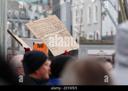 Cork, Irland, 6th. März 2021 Kundgebung für Wahrheit Protest geht voran Trotz Bitten von Gardai, im Haus zu bleiben, Cork, Irland. Viele Demonstranten wurden mit Schildern und Plakaten gesehen. Massen von Demonstranten gingen heute auf die Straßen von Cork City, trotz der Bitten von Regierungsmitgliedern, gardai, und der Öffentlichkeit, dass sie zu Hause bleiben, um die Ausbreitung von Covid-19 zu vermeiden. Kredit: Damian Coleman/Alamy Live Nachrichten Stockfoto