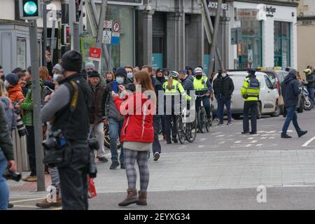 Cork, Irland, 6th. März 2021 Kundgebung für Wahrheit Protest geht voran Trotz Bitten von Gardai, im Haus zu bleiben, Cork, Irland. Eine große präsenz von garda wurde in der ganzen Stadt und bei heutigen Protesten gesehen. Massen von Demonstranten gingen heute auf die Straßen von Cork City, trotz der Bitten von Regierungsmitgliedern, gardai, und der Öffentlichkeit, dass sie zu Hause bleiben, um die Ausbreitung von Covid-19 zu vermeiden. Kredit: Damian Coleman/Alamy Live Nachrichten Stockfoto