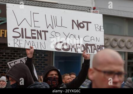 Cork, Irland, 6th. März 2021 Kundgebung für Wahrheit Protest geht voran Trotz Bitten von Gardai, im Haus zu bleiben, Cork, Irland. Viele Demonstranten wurden mit Schildern und Plakaten gesehen. Massen von Demonstranten gingen heute auf die Straßen von Cork City, trotz der Bitten von Regierungsmitgliedern, gardai, und der Öffentlichkeit, dass sie zu Hause bleiben, um die Ausbreitung von Covid-19 zu vermeiden. Kredit: Damian Coleman/Alamy Live Nachrichten Stockfoto