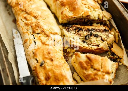 Apfelstrudel mit Rosinen und Nüssen Stockfoto