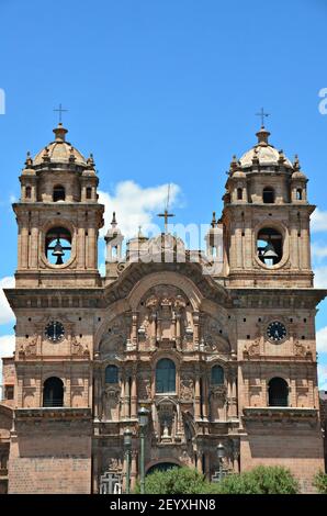 Fassadenansicht der Iglesia de la Compañía de Jesús eine historische Barockkirche an der Plaza de Armas in Cusco Peru. Stockfoto