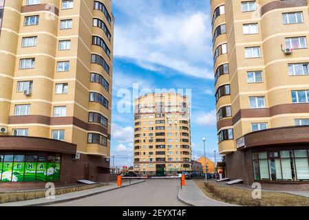 Andreevka, Russland - April 11,2016. Wohnanlage Ujutniy Stockfoto