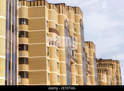 Andreevka, Russland - April 11,2016. Wohnanlage Ujutniy Stockfoto