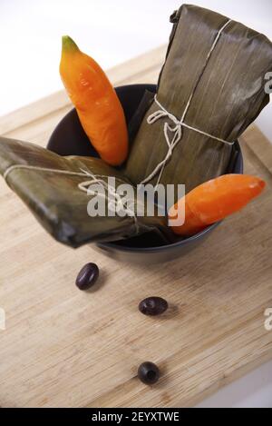 Typisches Gericht von Peru unter dem Namen Tamales bekannt, mit Maismehl, Huhn oder Schweinefleisch, Knoblauch, Chili, schwarzen Oliven und Ei gemacht. Stockfoto