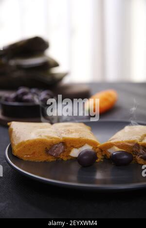 Typisches Gericht von Peru unter dem Namen Tamales bekannt, mit Maismehl, Huhn oder Schweinefleisch, Knoblauch, Chili, schwarzen Oliven und Ei gemacht. Stockfoto