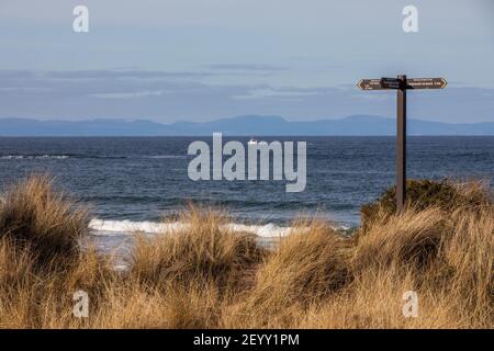 Schilder für den Moray Coast Trail in Cove Bay bei Elgin, Schottland, mit Blick auf den Moray Firth Stockfoto